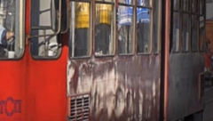 GORI TRAMVAJ NA ZVEZDARI Osam vatrogasaca gasi požar