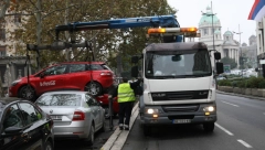 VOZAČI, OPREZNO! Nepropisno parkiranje može skupo da vas košta:  ZA KOLA NA TRAVI 25.000 dinara