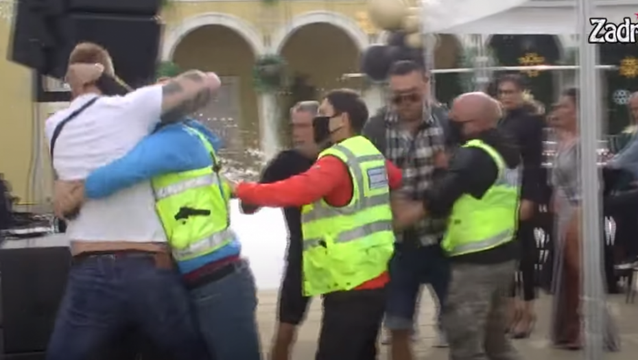 DIVLJANJE KOJE NEMA MERU Maja napala Janjuša, ovakva tuča se ne pamti, dečko joj iščupao kosu, obezbeđenje hitno uletelo!