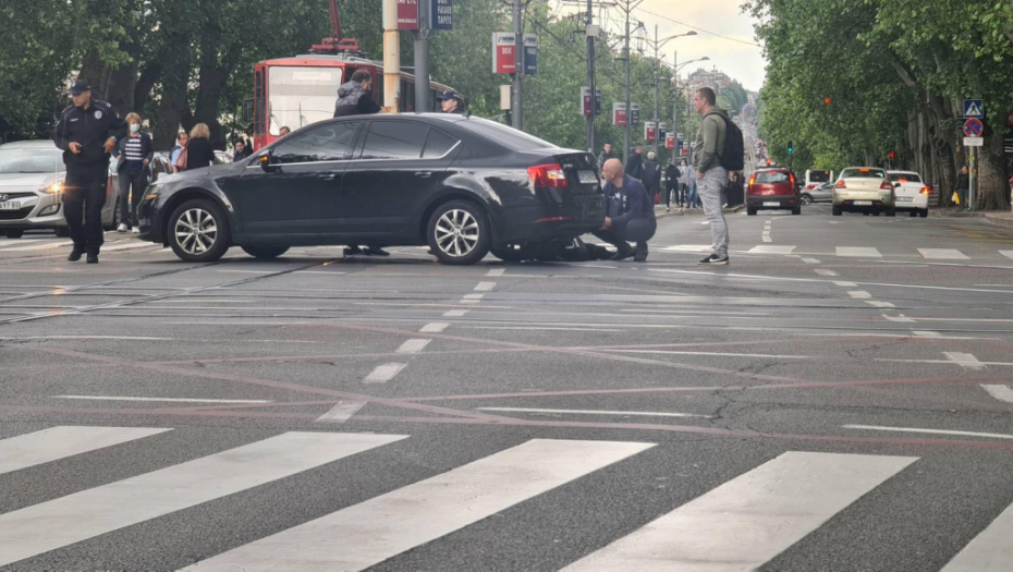 SAOBRAĆAJNA NEZGODA KOD PRAVNOG Motorciklista leži nepomično na zemlji, građani pritrčali da pomognu