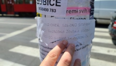 PENZIONER OSVOJIO INTERNET: Situiran, traži ženu za zajednički život, ceo oglas je kulturno okačio na beogradskoj banderi (FOTO)