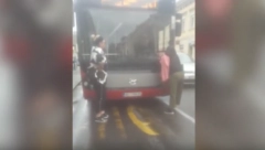 NAPRAVILA HAOS U ZEMUNU Stala ispred autobusa, vikala i udarala rukama u prednje staklo (VIDEO)
