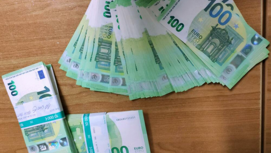 NEVEROVATNA ZAPLENA NA GRADINI: Turski državljani nisu prijavili 40.000 evra, a u mercedesu nemačkih registracija tek je usledilo iznenađenje