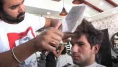 NAJLUĐI FRIZERSKI SALON GDE MAKAZE NE POSTOJE! Mnogi su uplašeni kada vide majstorije ovog frizera (VIDEO)