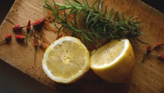 Leglo bakterija i prljavštine: Evo kako da prirodnim sredstvima očistite dasku za sečenje