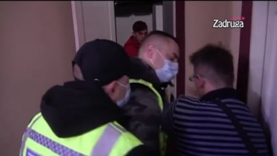 STRAVA I UŽAS! Kristijan u jeku svađe davio i čupao Kristinu, zadrugarka izgubila svest, skandalozne scene zgrozile i razbesnele javnost u Srbiji! (FOTO)