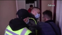 STRAVA I UŽAS! Kristijan u jeku svađe davio i čupao Kristinu, zadrugarka izgubila svest, skandalozne scene zgrozile i razbesnele javnost u Srbiji! (FOTO)