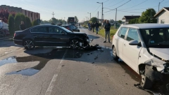 STRAVIČNA SAOBRAĆAJNA NESREĆA IZMEĐU BATAJNICE I NOVE PAZOVE Vozila prepolovljena, delovi rasuti po putu, saobraćaj zaustavljen (FOTO)