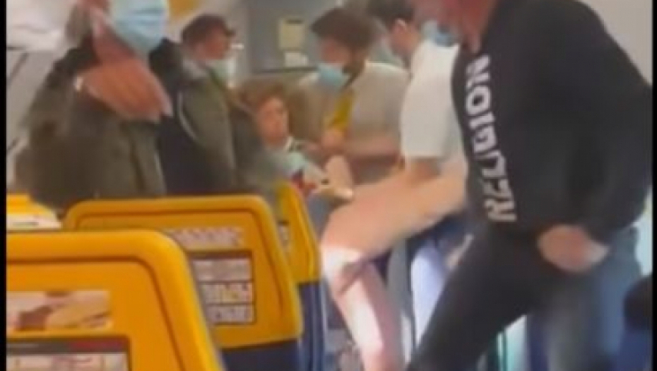 SKANDALI U AVIONIMA NE JENJAVAJU Putnica na letu histerisala, čupala i šutirala putnike: Izneli su je napolje dok se bacakala (VIDEO)