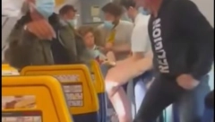 SKANDALI U AVIONIMA NE JENJAVAJU Putnica na letu histerisala, čupala i šutirala putnike: Izneli su je napolje dok se bacakala (VIDEO)