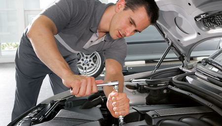 PROBLEMIMA NIKAD KRAJA Šta se dešava u automobilu ako naspete previše ulja u motor?