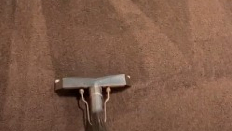 CEO ŽIVOT OVO POGREŠNO RADIMO: Neverovatan trik za usisavanje tepiha (VIDEO)