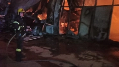 MAGACINI POTPUNO IZGORELI: Požar u Nišu sinoć gasilo 20 vatrogasaca, vatra progutala panele od iverice, viski i poker aparate