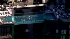 NEBESKI BAZEN OD STAKLA Nalazi se između dve zgrade na visini 35 metara: Retki se usuđuju da se okupaju ovde (VIDEO)