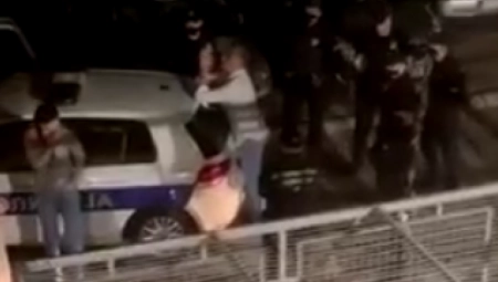 NERVNI SLOM ČEDE JOVANOVIĆA Isplivao šok snimak - psuje pred policijom, besno šutira automobile, a onda je klonuo (VIDEO)