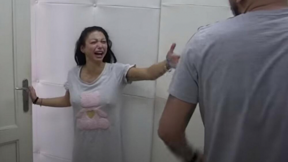 MAJA OD BESA RAZBIJALA TANJIRE Više im ni obezbeđenje ne može ništa, Janjuš nasrnuo na nju, a onda je usledio obrt!