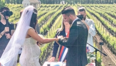 KAO IZ NAJLEPŠE BAJKE Nakon venčanja o kome priča cela Srbija, pogledajte ko je Luki Adžiću i Aleksandri otpevao pesmu za prvi ples, glamurozna torta oborila sve sa nogu (VIDEO)