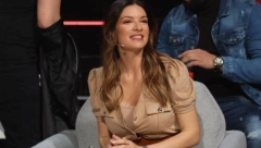 NA NJEN DEKOLTE NIKO NEMA PRIMEDBU Ali zato Sanji Kužet svi često zameraju na stajlinzima koji su po mnogima užasni, voditeljka otkrila ko je krivac (FOTO)