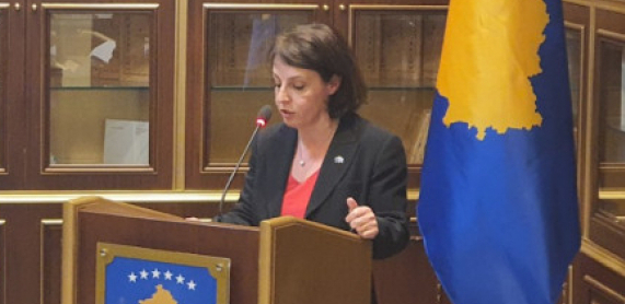 DONIKA GERVALA PREDMET SPRDNJE Predstavnica lažne države Kosovo pomešala zastave NATO i UN, ali to nije ono najgore (FOTO)