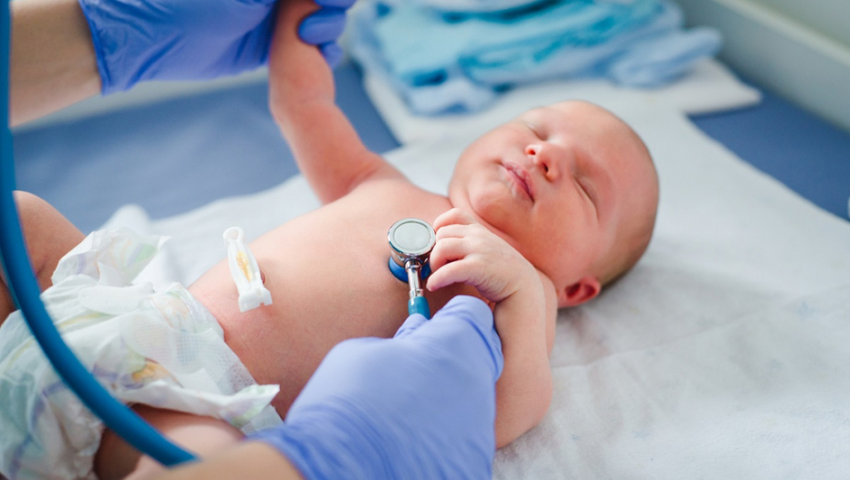 Žena rodila bebu toliko veliku da je bilo potrebno dvoje ljudi da je izvuku: A kilaža je posebna priča!