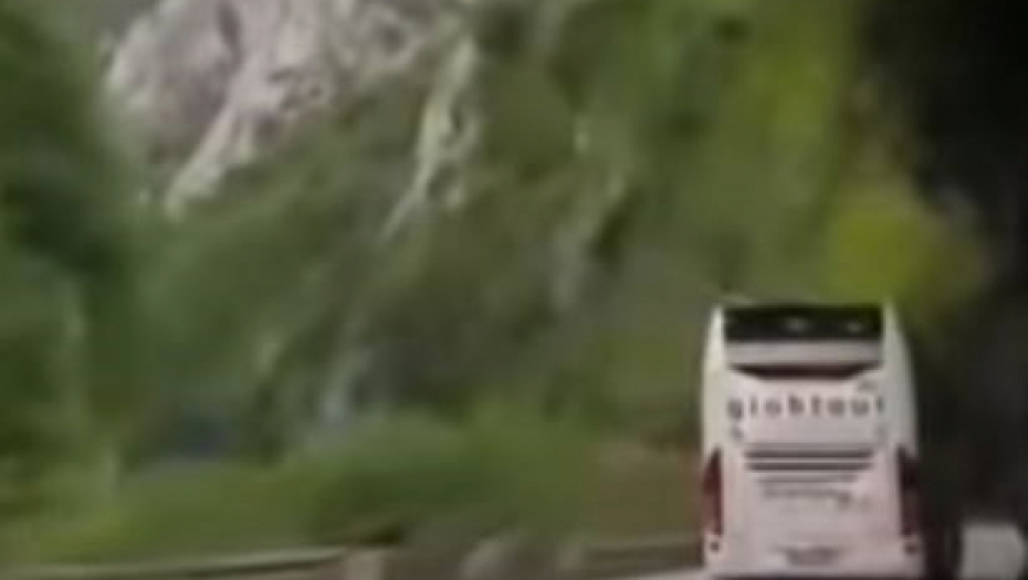 AUTOBUS SLETEO U PROVALIJU Dvadeset ljudi poginulo, 13 povređeno
