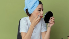 DA LI SKIDATE ŠMINKU VLAŽNIM MARAMICAMA? Evo zbog čega to nikako ne bi trebalo da radite