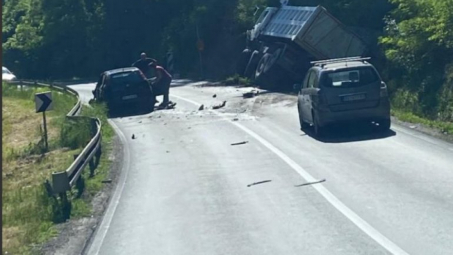 PREVRNUO SE KAMION KOD PRIJEPOLJA "Rasuo se ugalj svuda po putu"