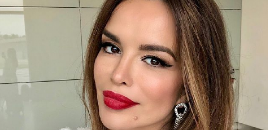 MOŽE LI SE*SEPILNIJE?! Dubok dekolte i zavodljiva poza: Severina fotografijom napravila opštu pometnju na društvenim mrežama (FOTO)