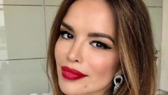 MOŽE LI SE*SEPILNIJE?! Dubok dekolte i zavodljiva poza: Severina fotografijom napravila opštu pometnju na društvenim mrežama (FOTO)