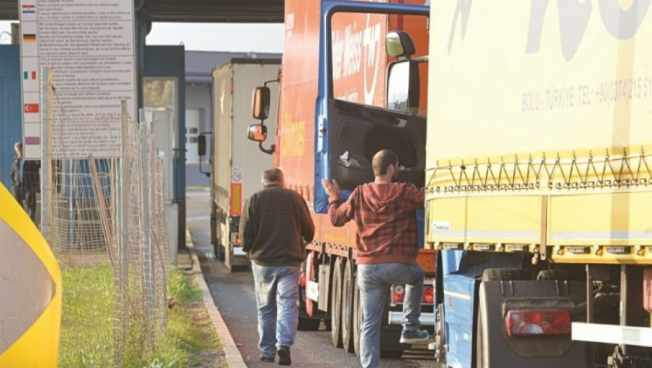 PUTEVI SRBIJE: Na naplatnim rampama nema gužve za putnička vozila, kamioni čekaju i do 5 sati