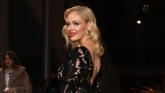 ROZGA POKAZALA BUJNO POPRSJE Pevačica pozirala u haljini, društvene mreže gore (FOTO)