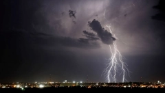 VELIKO NEVREME, STVORILA SE PIJAVICA Oluja oštetila krovove! Kreće se ka Srbiji