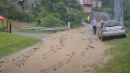 STRAVIČNA POPLAVA U POŽEGI Voda nosi sve pred sobom, dvorišta prepuna mulja! (VIDEO)