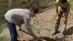 HRABRI DEČACI KOPAJU KANALE KAKO BI MOGLI DA SE OKUPAJU Braća Danijel i Jovica sa Kosmeta imaju samo jednu želju (VIDEO)