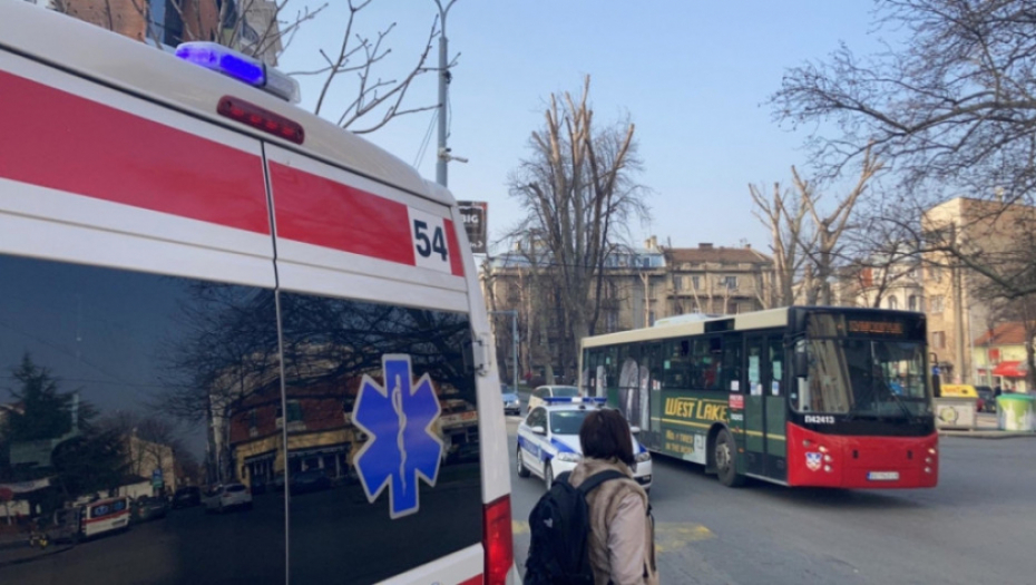 KARAMBOL NA VRAČARU: Muškarac izleteo sa kolovoza i probio izlog pekare, odmah je prebačen u Urgentni