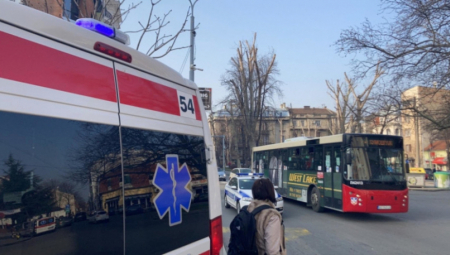 MEĐU POVREĐENIM PUTNICIMA I DETE! Nezgoda kod Mostarske petlje: Autobus naglo zakočio!