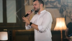 PIŠTOLJI, BATINE I PRETNJE Pevač progovorio o strašnim scenama nakon nastupa, zbog ovoga je čak i plakao!