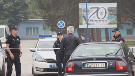 ONEMOGUĆEN ULAZAK U FABRIKU Haos posle sinoćne eksplozije u "Slobodi", policija radnike šalje kući (FOTO)