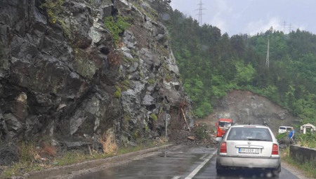 ODRONI KOD 3 OPŠTINE ZBOG JAKOG NEVREMENA: Kamenje i granje na putu usporili saobraćaj u mestu Druglići