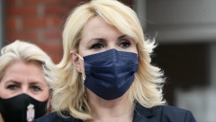 MINISTARKA DARIJA KISIĆ POSETILA SAMOHRANU MAJKU MARINU (34) Njene ćerke su joj dale specijalan dar, a onda pomenule predsednika Vučića