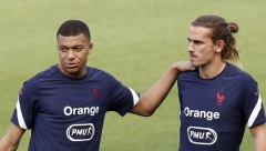 GRIZMAN DOVEO MBAPEA U NJUKASL! Kilijanova reakcija nasmejala sve! (VIDEO)