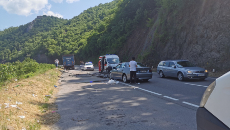 TEŽAK UDES KOD UŽICA Dve osobe povređene, vatrogasci morali da izvlače vozača iz olupine
