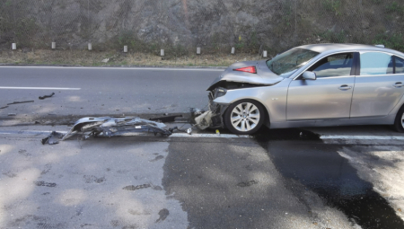 SLETEO SA PUTA I URADIO U OGRADU Teška saobraćajka kod Niša, 5 osoba povređeno