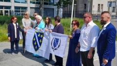 INCIDENT U HAGU Muslimani se okupili ispred zgrade suda uoči izricanja presude Ratku Mladiću!