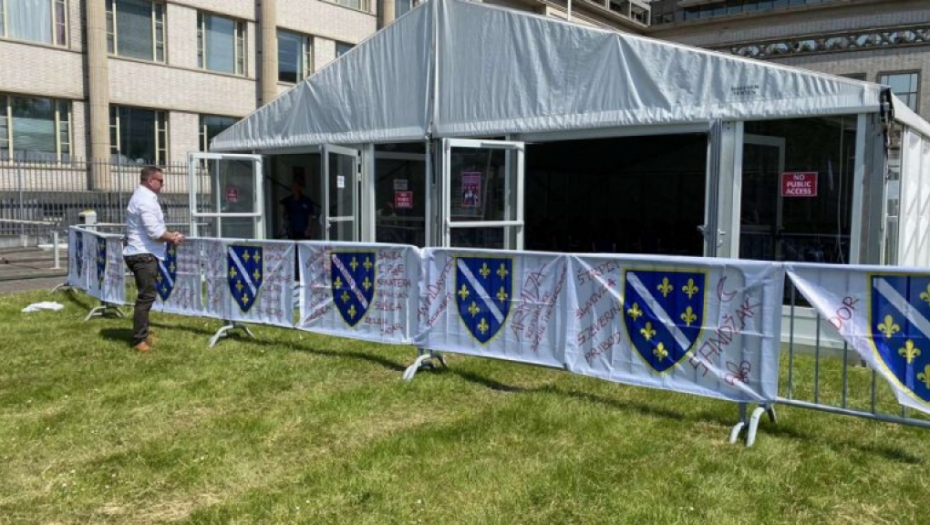 HAOS ISPRED SUDNICE U HAGU Bošnjaci mašu zastavom srpske dinastije Kotromanić (FOTO)