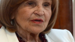 MIRA BANJAC JE NAJSTARIJA GLUMICA KOJA I DALJE IGRA Evo kako izgleda na snimanju serije u 91. godini i ko joj pravi društvo (FOTO)