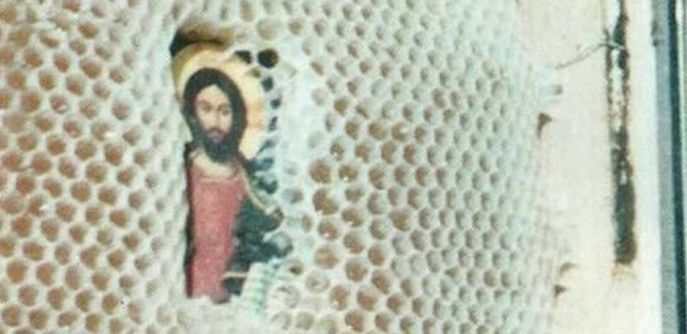 I PČELE POŠTUJU SVETITELJE Monah u blizini Atine svakog proleća u košnice stavlja ikone, a ono što dobije kao rezultat je od Božije ruke stvoreno!