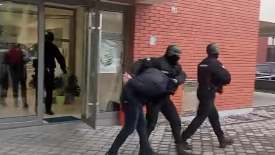 BIVŠOJ ODMAH POSLE RASKIDA SLAO PRETEĆE PORUKE Prišao joj u klubu, vređao pa nasrnuo i na njenog druga, odmah je uhapšen