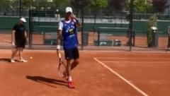 NOLE SE JAVIO IZ PARIZA Nećete verovati u čijem se dresu Novak pojavio, a onda se naklonio velikom čoveku, ceo svet bruji o ovome (VIDEO)