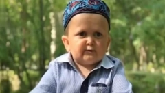 "MINI KABIB"  Čovek zarobljen u telu deteta boluje od retkog poremećaja! (VIDEO)